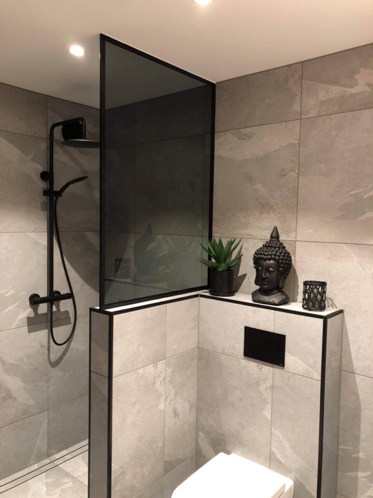 Dusjvegg Fastvegg Med Svarte U Profil 10 (1)